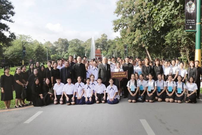 ผู้บริหาร คณาจารย์ นักเรียน นักศึกษา และบุคลากร คณะศึกษาศาสตร์ มช. ร่วมกิจกรรมเชิญธงชาติไทย เนื่องในวันพระราชทานธงชาติไทยและครบรอบ 100 ปี